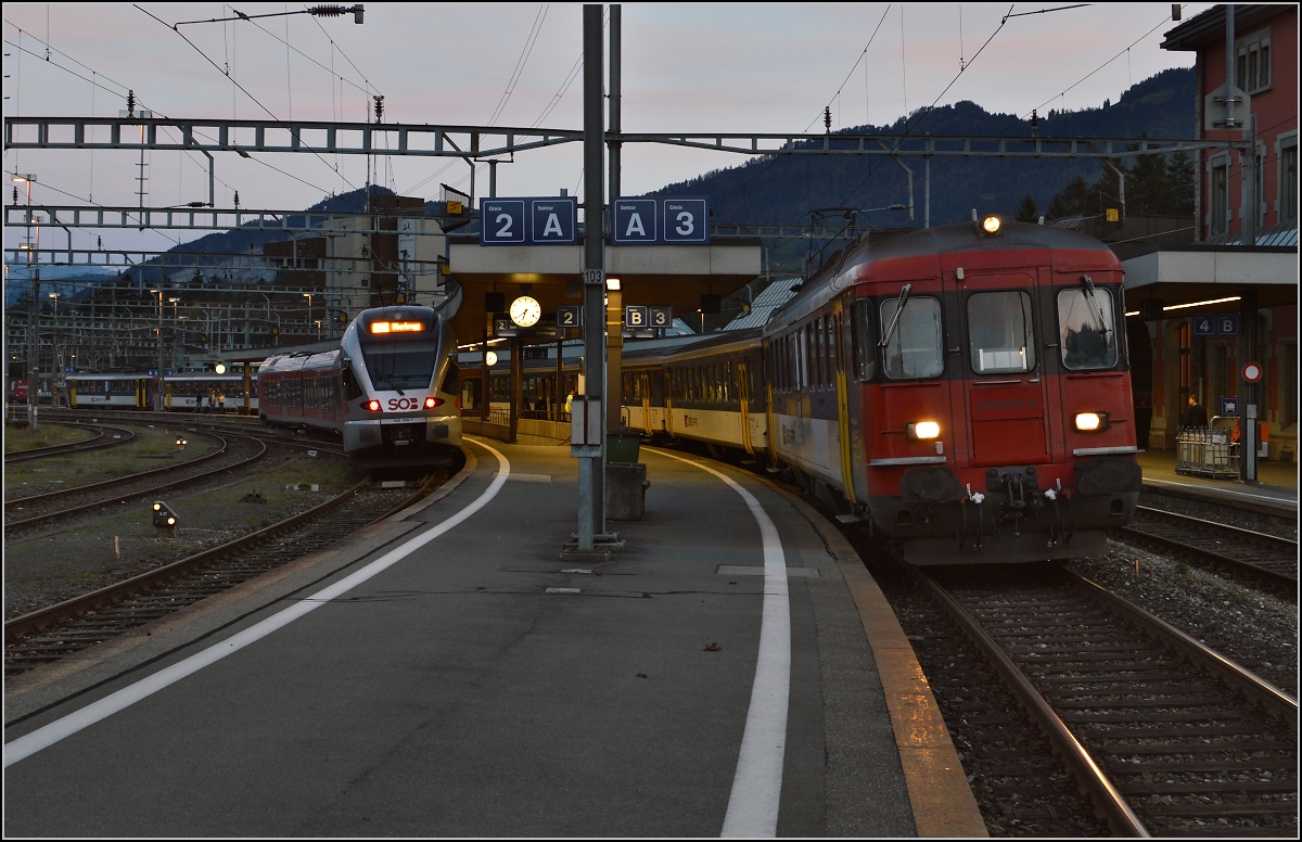 Drittletzter Planeinsatz von RBe 540 bei der SBB. 

Aufenthalt in Arth-Goldau. Vor und hinter dem SOB-Flirt lugt der Zug mit RBe 540 039-5 und 034-6 hervor. Oktober 2014