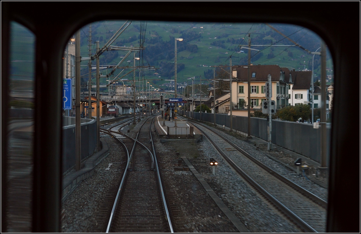 Drittletzter Planeinsatz von RBe 540 bei der SBB. 

Blick vom Einstiegsbereich des RBe 540 039-5 auf die Gotthardzufahrt; hier an der Einfahrt nach Brunnen. Oktober 2014