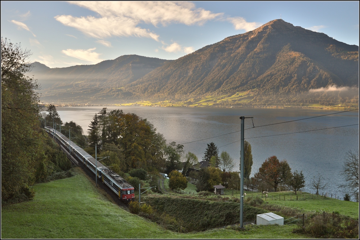 Drittletzter Planeinsatz von RBe 540 bei der SBB. Dieser Zug mit RBe 540 039-5 an der Spitze und RBe 540 034-6 am Ende bringt die Bergwanderer nach G�schenen. Hier am Zuger See bei Walchwil, dahinter in voller Pracht die Rigi. Oktober 2014.