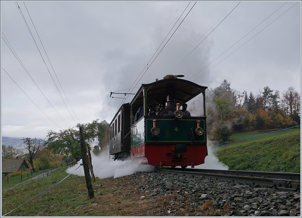 Ebenfalls kräftig dampfend ist die G 2/2 RIMINI bei Chaulin in Richtung Chamby unterwegs.- 

28. Okt. 2018