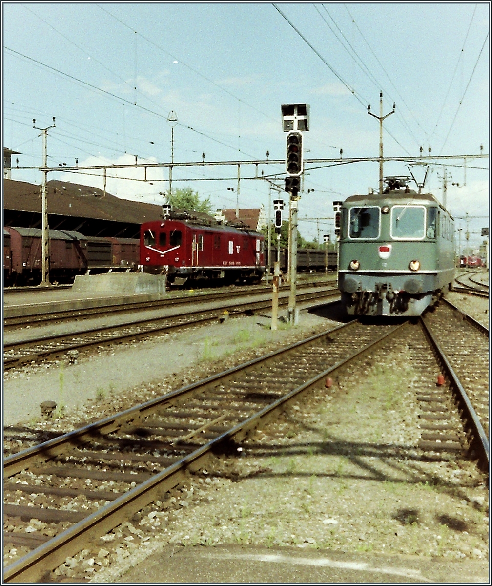 Ein Analogbild der EBT SMB VHB Re 4/4 III 112  Solothurn  und einem De 4/4 aus Solothurn. 

Sept. 1993