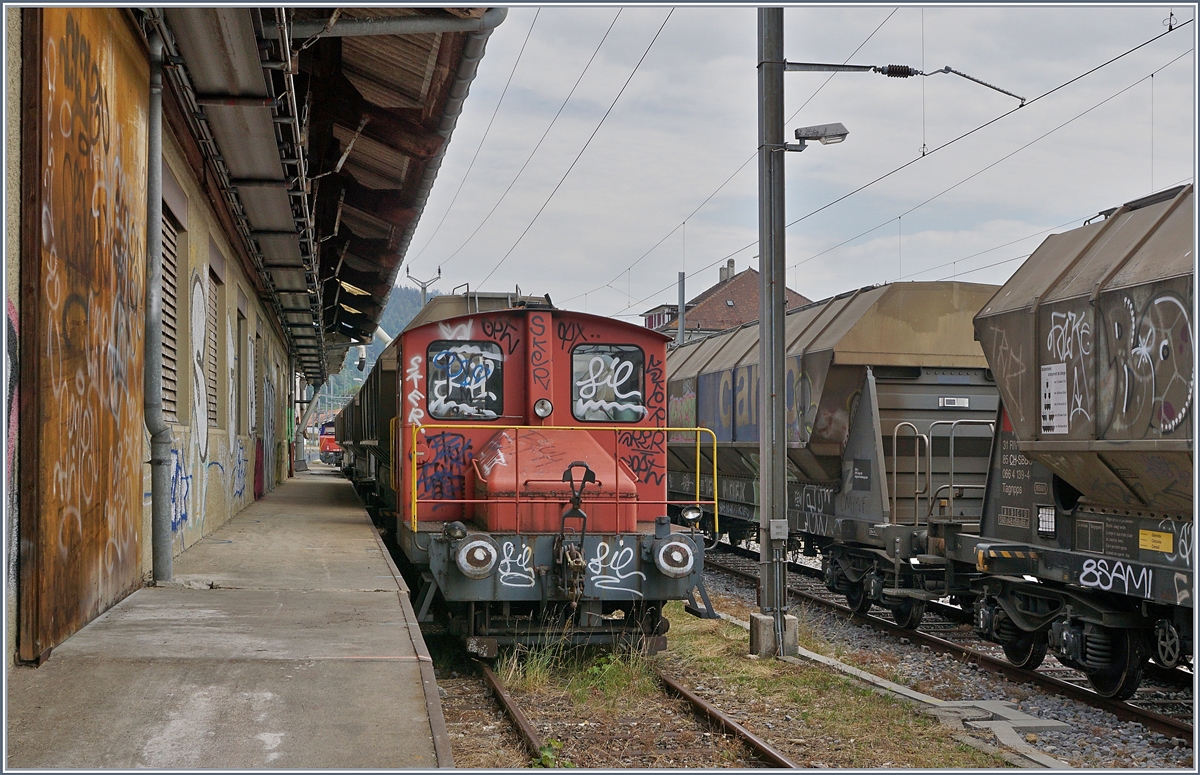 Ein Anblick wie vor gut dreissig Jahren viele Land-Station boten: Ein Tm I besorgt das den Tag über anfallende Manöver, um dann die Abfuhr bereitzustellen, welche ein  Stücker  dann abholt. 

Der Landi Tm I an der Rampe des Lagerhauses in Les Hauts-Geneveys.

Hinweis: für das Fotografieren auf dem Landgelände lag eine mündliche Bewilligung vor.

12. August 2020