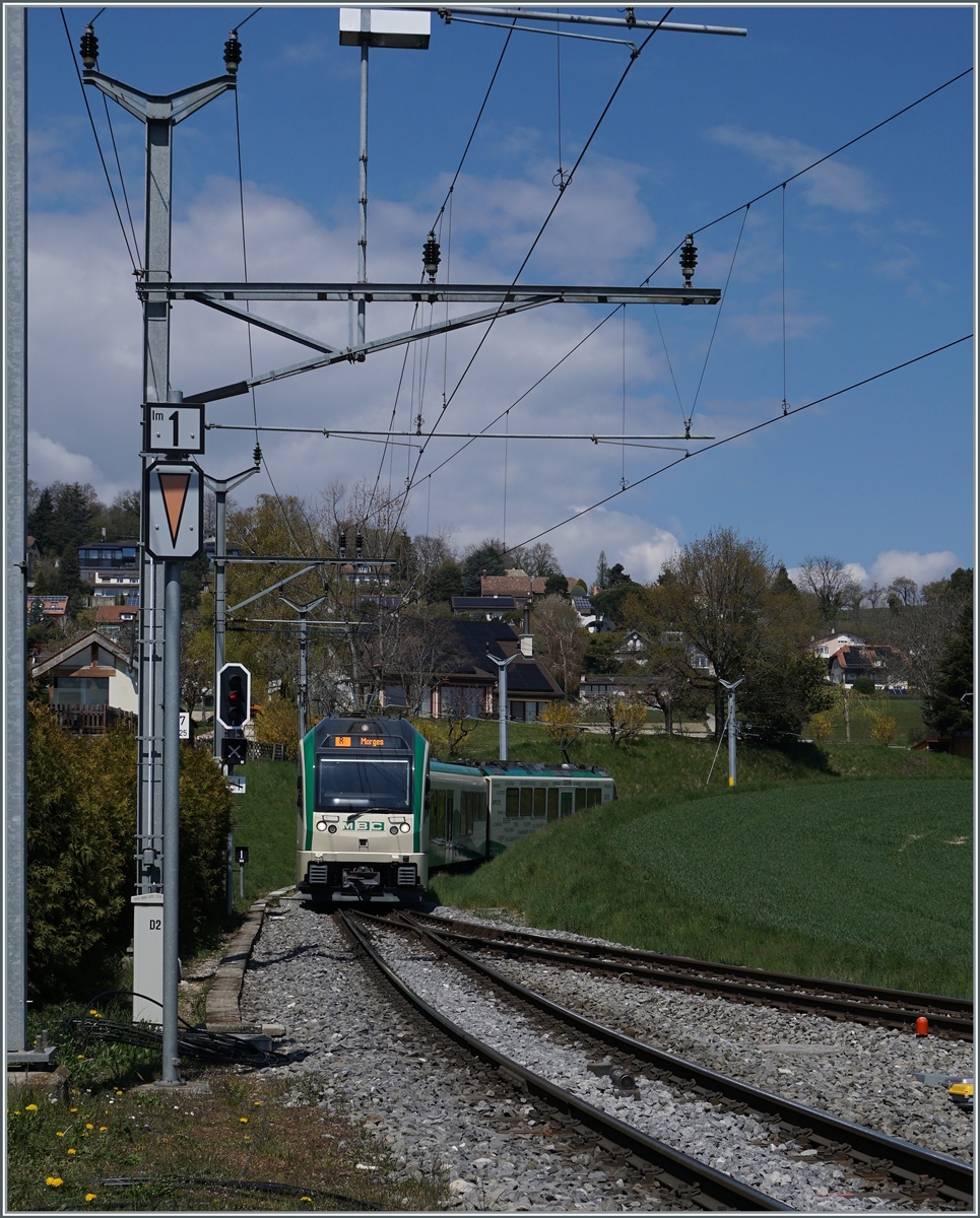 Ein BAM Regionalzug von Bière nach Morges erreicht Yens. 

20. April 2021