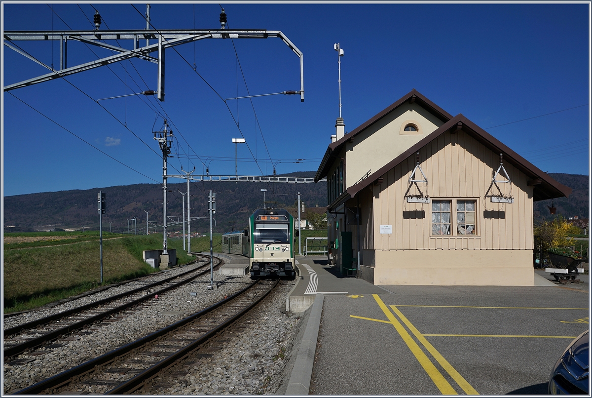 Ein BAM Regionalzug erreicht den Bahnhof Ballens.

10. April 2017