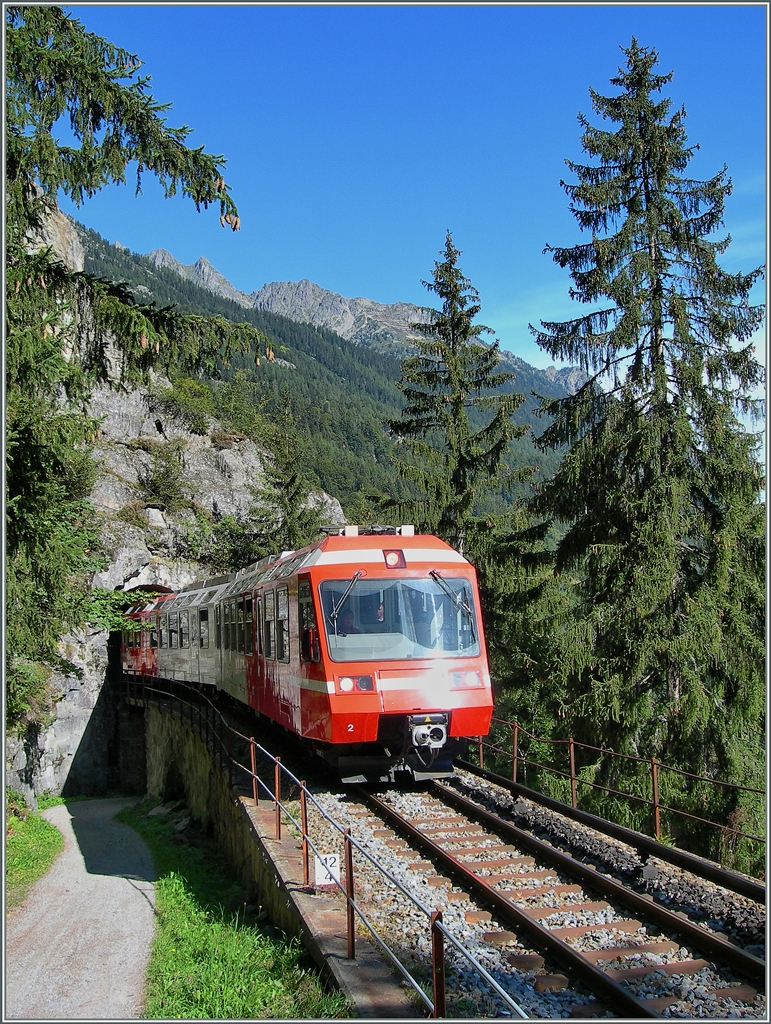 Ein Beh 4/8 als TMR (ex M-C) Regionalzug auf der auch weithin mit Stromschiene ausgestatteten Abschnitt zweischen Le Tretien und Finhaut.
7. Sept. 2007