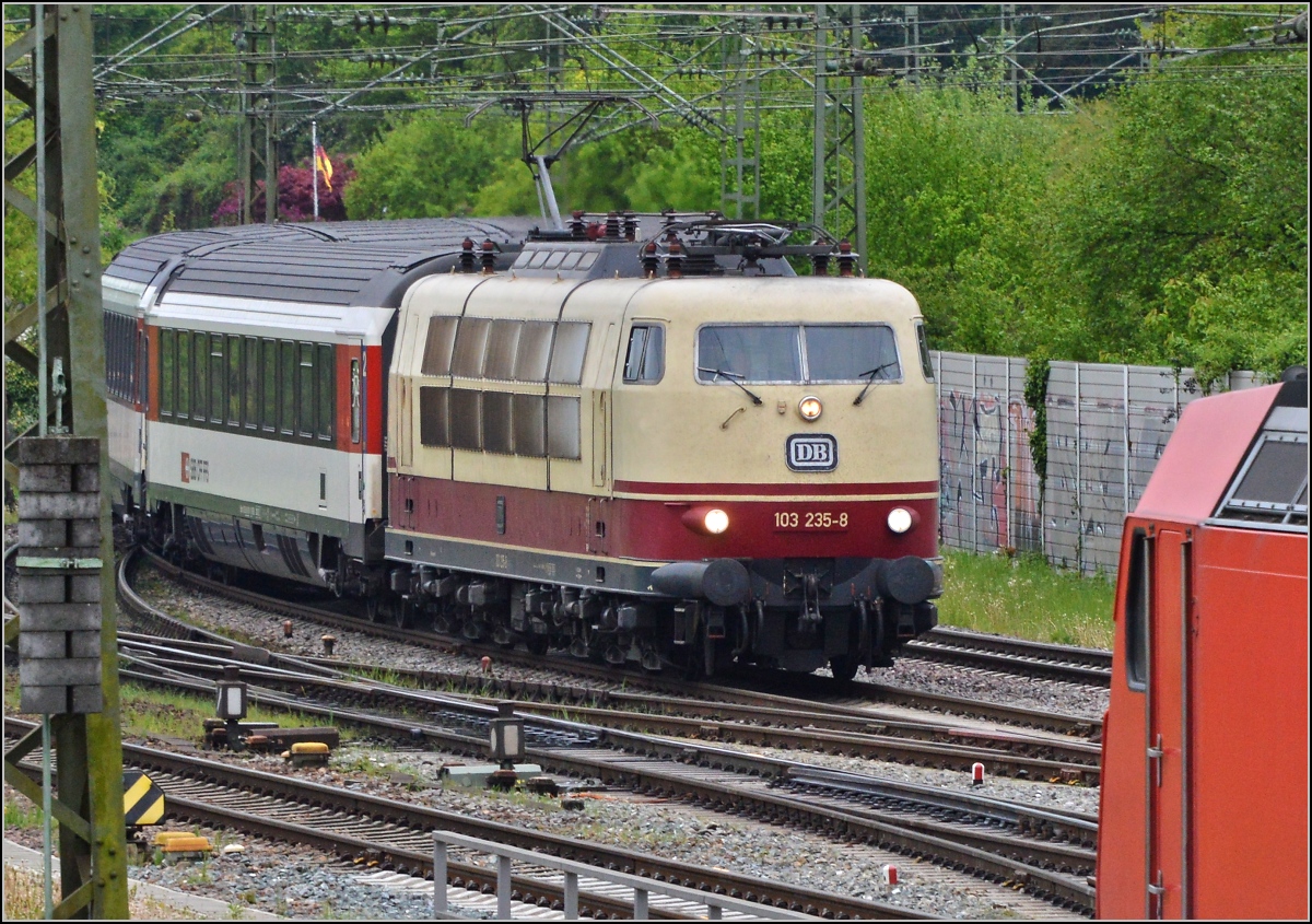 Ein Besuch in Singen am Hohentwiel. Man glaubt es kaum, aber 103 235-8 kommt zur letzten Fahrt eines Tf ausnahmsweise nach Singen. Hier bei der Einfahrt in den Bahnhof. April 2014.