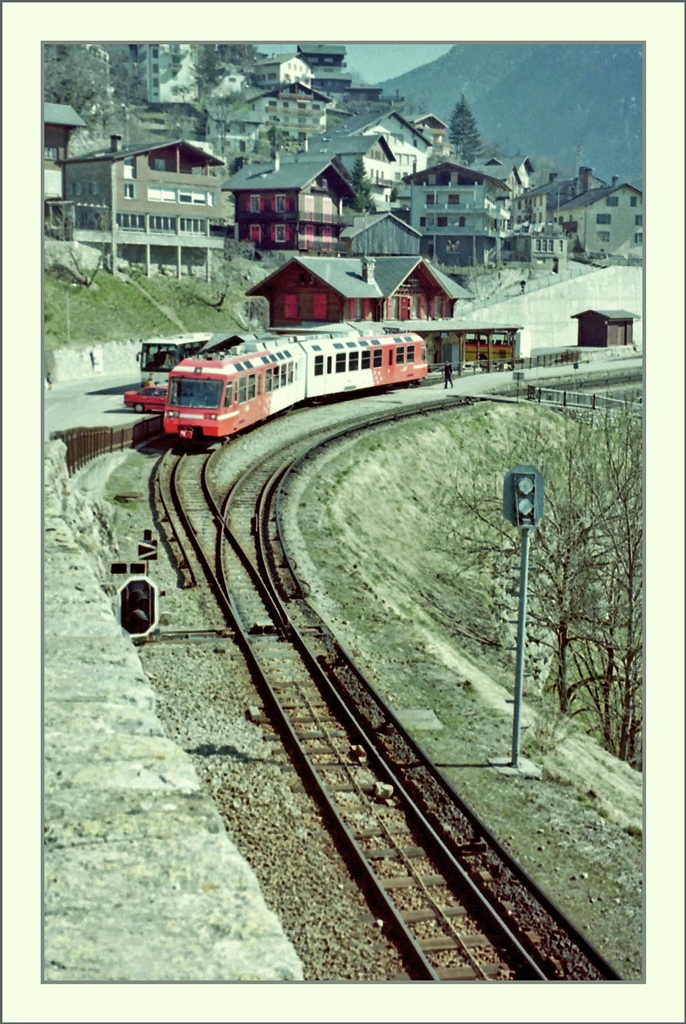 Ein Blick auf den noch vollst�ndig mit Strmoschien ausger�steten Bahnhof von Finhaut. im M�rz 1998