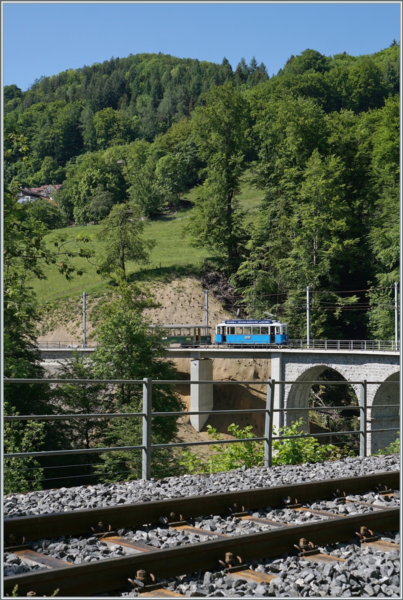 Ein Blick aus der Gegenrichtung. der TL Ce 2/3 der Blonay Chamby Bahn befindets sich praktisch an der selben Stelle wie beim vorangegangenen Bild, auch wenn er jetzt mit seinem Beiwagen in der Gegenrichtung d.h. von Blonay nach Chamby unterwegs ist. 

11. Mai 2025