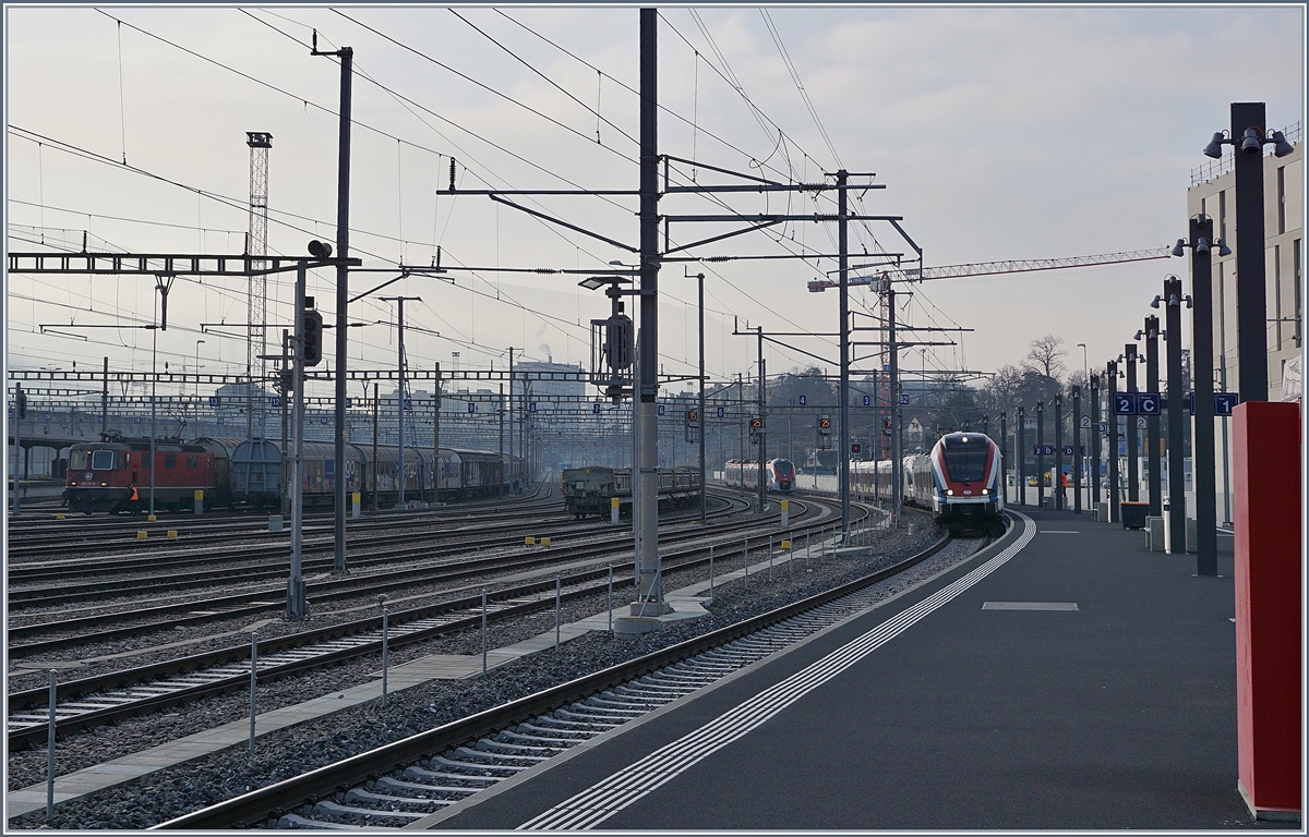 Ein Blick vom Bahnstieg in Lancy Pont Rouge auf den Güaer- und Rangierbahnhof Genève La Praille sowie eine ankommenden  Léman Express. Zudem ist im Hintergrund ein abgestelleter SNCF Z 31500 zu erkennen. 


21. Jan. 2020