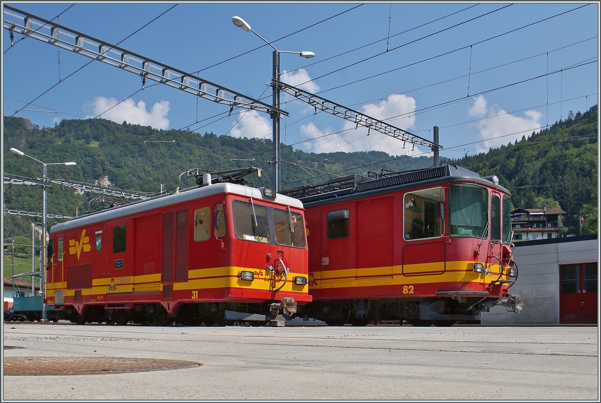 Ein Blick ins Dépôt der BVB in Bévieux, wo die HGe 4/4 und de BDeh 4/4 auf neue Einsätze warten.
12. August 2015
