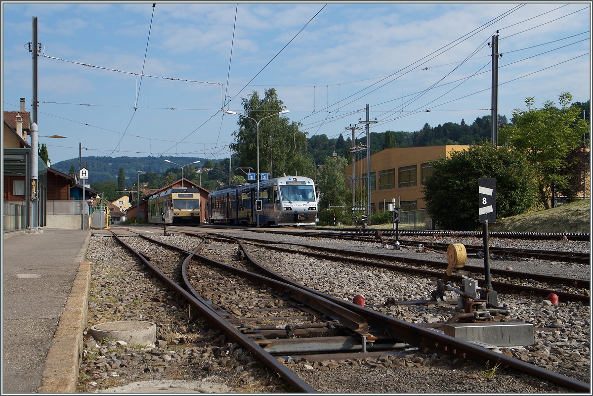 Ein Blick über den Bahnhof von Blonay mit eine CEV GTW 2/6 nach Vevey und dem  Train des Etoiles nach Les Pleiades.
25. Mai 2015