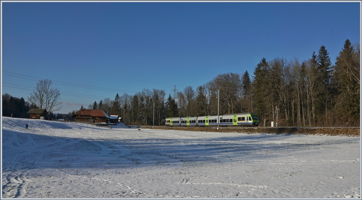 Ein BLS NINA RABe 525 in der verschneiten Emmentaler Landschaft bei Lützelflüh-Goldbach. 

6. Jan. 2017