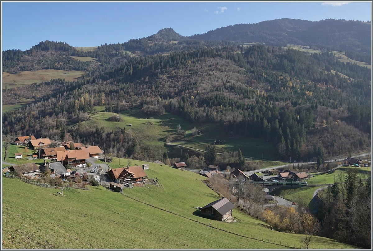 Ein BLS RABe 535  Lötschberger  ist bei Garstatt auf dem Weg nach Zweisimmen. 

9. Nov. 2020