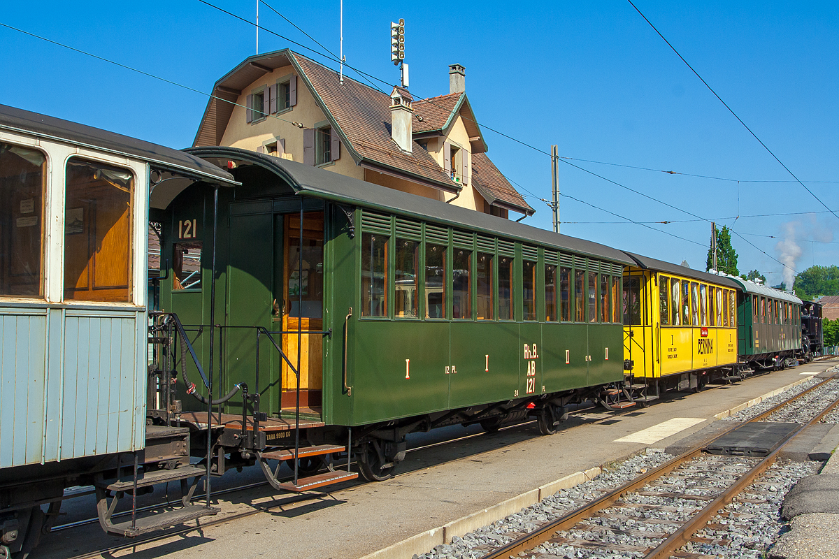 
Ein Dampfzug der Museumsbahn Blonay-Chamby, steht am 27.05.2012 im Bahnhof Blonay zur Abfahrt nach Vevey bereit. Vorne die HG 3/4 Zahnraddampflok B.F.D.  N° 3  (Brig–Furka–Disentis-Bahn), Der Zug bestand aus der HG 3/4 Zahnraddampflok B.F.D.  N° 3  (Brig–Furka–Disentis-Bahn), dem Plattformwagen SBB Brünig C4 811, den beiden 2-achsern  BERNINA  Salonwagen As 2 und Abteilwagen RhB  AB 121, sowie dem kurzen Holzkasten-Vierachser der Anfangszeit MOB C4 45.

Hier im Vordergrund (als Hauptmotiv) der 2-achsige 1. u. 2. Klasse Abteilwagen ex RhB  AB 121, der Museumsbahn Blonay-Chamby. Ein ehemals luxuriöser Wagen für die Albulabahn (mit 4 Abteilen und WC), erkennbar an der originellen Fenstereinteilung. 

Der Wagen wurde 1903 bei SIG (Schweizerische Industrie-Gesellschaft) für die Eröffnung der Albulabahn gebaut.  Mit Eröffnung der Albulabahn der Rhätischen Eisenbahnen, gab es nun eine direkte Verbindung von Chur nach Saint-Moritz und das Oberengadin. Über zwanzig Wagen ähnlich diesem AB 121 wurden in Betrieb genommen. Ausgestattet mit elektrischer Beleuchtung, ein Luxus zu einer Zeit, in der noch kein Strom in die Haushalte gelangt ist. Die Wagen haben einen Seitengang, Toiletten und geschlossene Abteile, so boten die RhB ihren Passagieren einen Komfort, der den der großen Bahn würdig war. Dies schätzen insbesondere britische Gäste, an Bord des  Engadin Express , für die alles getan wurde um sie zu den in St. Moritz erbaute luxuriösen Paläste zu befördern. Dank ihnen hat die gesamte Region Oberengadin den internationalen Ruhm erlangt.

Der AB 121 wurde bis Ende der 1960er Jahre von der RhB verwendet und 1972 an Blonay-Chamby verkauft. Seit 2005 hat der Wagen wieder seinen früheren Glanz, dank vieler Arbeitsstunden der Freiwilligen des Museums zurück.

TECHNISCHE DATEN:
Baujahr: 1903 (für Eröffnung Albulabahn)
Hersteller: SIG
Spurweite: 1.000 mm
Anzahl der Achsen: 2
Länge über Kupplung: 10.440 mm
Achsabstand: 5.000 mm
Laufraddurchmesser: 750 mm (neu)
Sitzplätze: 24 (je 12 in der 1. Und 2. Klasse)
zulässige Geschwindigkeit: 60 km/h
Leergewicht: 9.900 kg
