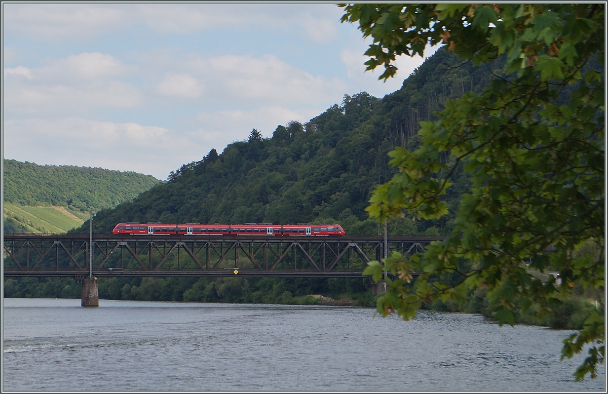 Ein DB ET 442 auf der Mosel-Brücke bei Bullay.

21. Juni 2014