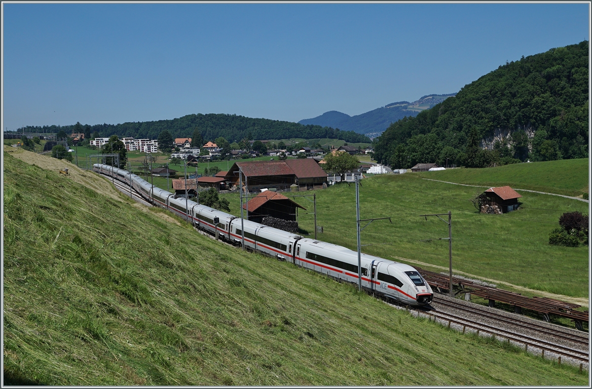 Ein DB ICE 4 ist als ICE 376 von Interlaken Ost nach Hamburg unterwegs und erreicht in Kèrze Spiez. 

14. Juni 2021