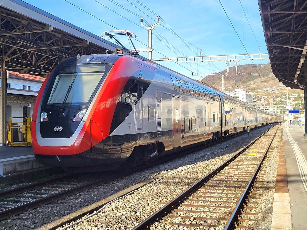 Ein eher seltenes Ereigniss: ein SBB RABDe 502 in Vrvry.
Der Zug ist verkehrt als Leermateriaözug vom Herstellerwerk nach Lausanne.

11.Nov 2025