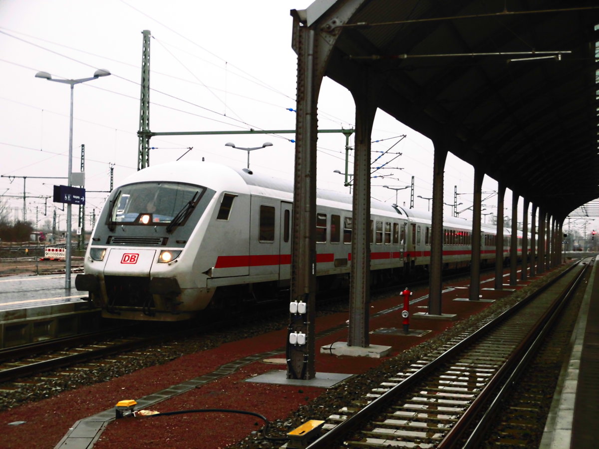 Ein Ersatzzug f�r einen IC2 mit ziel Magdeburg Hbf im Bahnhof Halle/Saale Hbf am 12.3.18