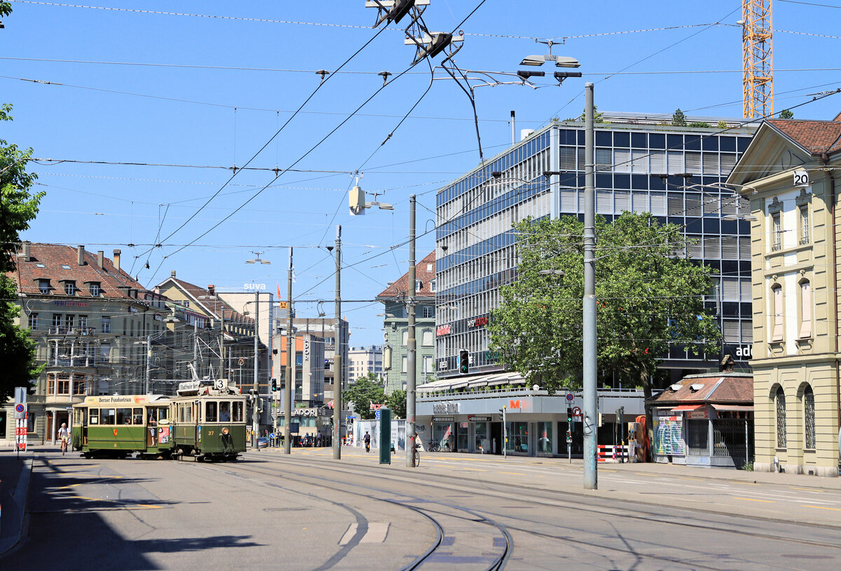 Ein fast zeitloses Bild, wäre es nicht für den fehlenden (da abgerissenen) Westteil des Bubenbergzentrums im Hintergrund. Motorwagen 37 mit dem Vierachsanhänger 311 biegen vom Hirschengraben her ein. 25.Juni 2023 