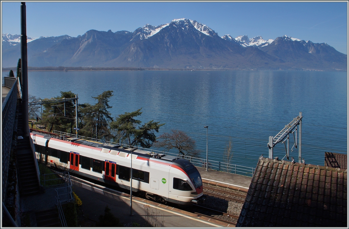 Ein Flirt auf der Fahrt nach Villeneuve verlässt den Halt St-Saphorin. 

13. April 2015