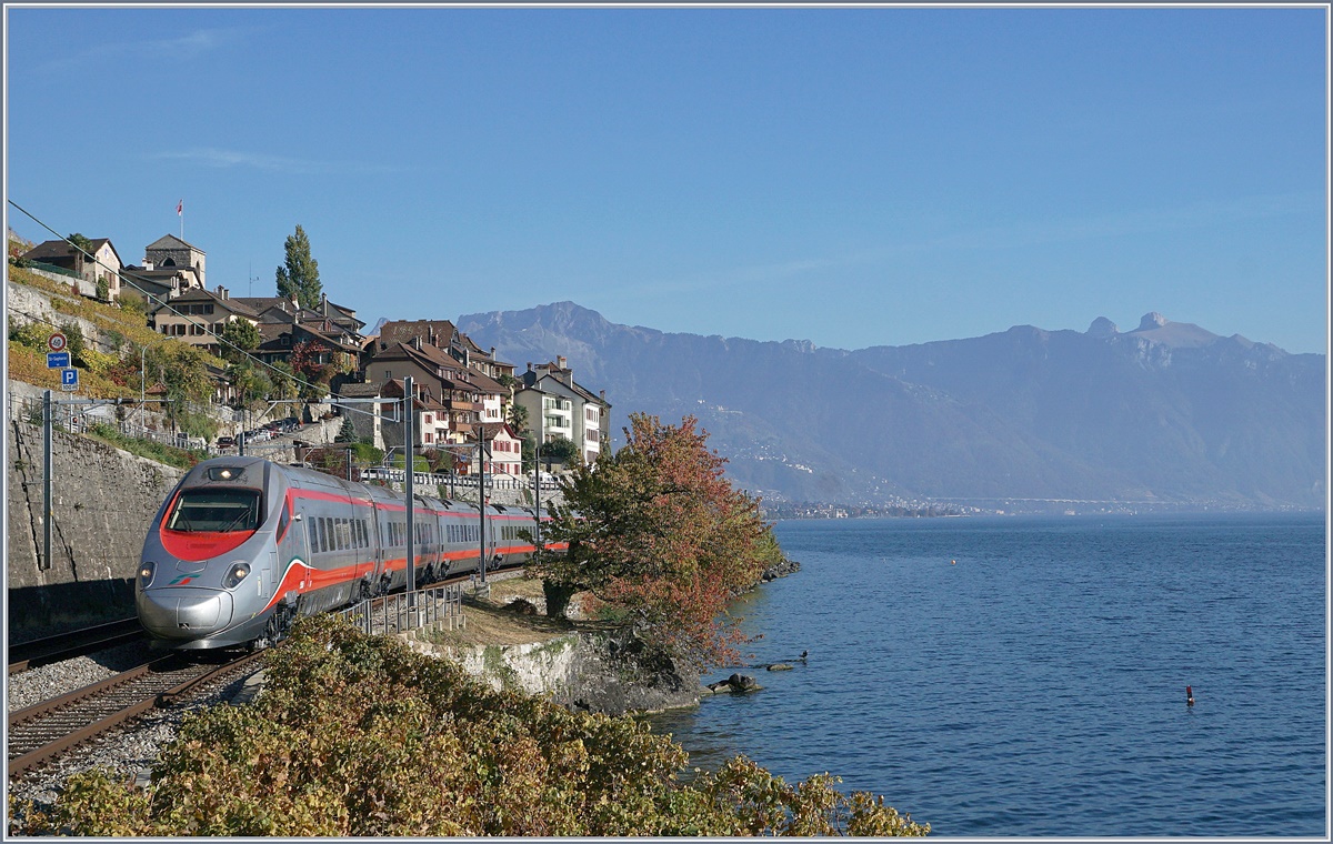 Ein FS Trenitalia ETR 610 als EC 34 auf der Fahrt von Milano Centrale nach Genève bei St-Saphorin.
25. Okt. 2018 