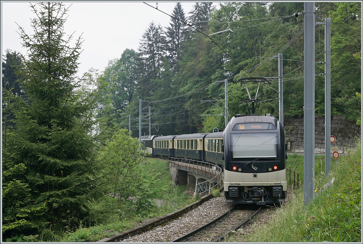 Ein GoldenPass MOB Belle Epoque Zug auf der Fahrt von Zweisimmen nach Montreux kurz vor Sendy Sollard.

16. Mai 2020