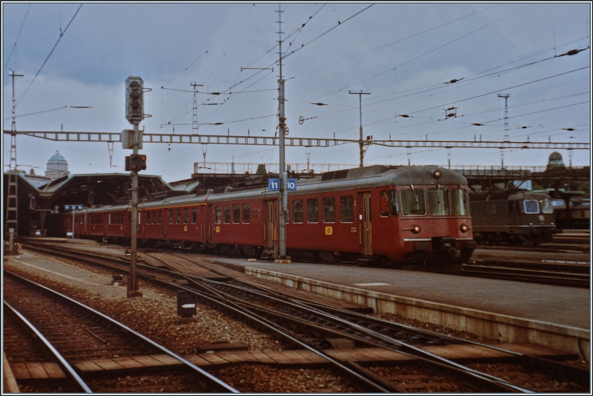 Ein  Goldküsten Express  nach Rapperswil, bestehend aus zwei SBB RABDe 12/12, später als RABDe 510 bezeichnet, verlässt Zürich HB. 

Analogbild vom 28. Mai 1984