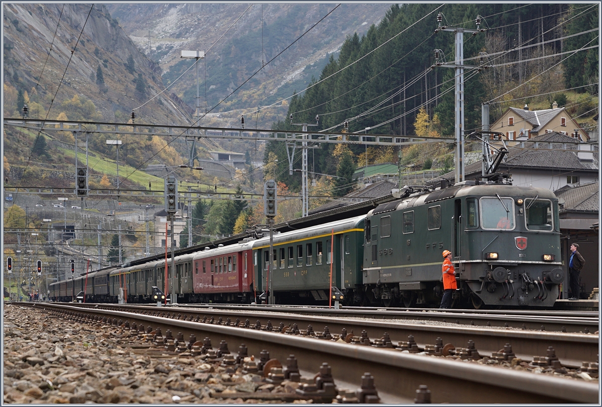Ein Gotthardschnellzug Chiasso - Basel aus den 1970ern, welcher statt mit der übliche Ae 6/6 mit der modernen Re 4/4 II 11161 bespannt ist... Auch solche (Erinnerungs)-Bilder bescherte die Elefanten-Dampflok-Fahrt vom 21 Oktober 2017. Der  richitge  Text zum Bild ist folgender: Während die  Elefanten  mit Wasser versorgt werde, rangiert die SBB Re 4/4 II ihren Fotozug bestehend aus WR und A an den Dampfzug um später an der Spitze des Dampfzuges durch den Gotthardtunnel zu fahren. 21. Okt. 2017