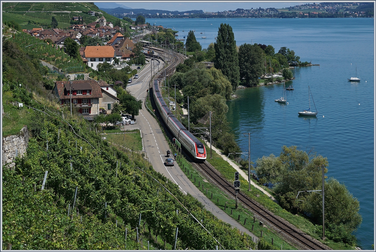 Ein ICEN auf der Fahrt Richtung Biel/Bienne erreicht den Bahnhof von Twann. Diese letzte Doppelspurlücke soll nun in den nächsten Jahren durch einen Neubautunnel beseitigt werden. wobei damit die Strecke sicher viel an Charme verliert.

14. Aug. 2019
