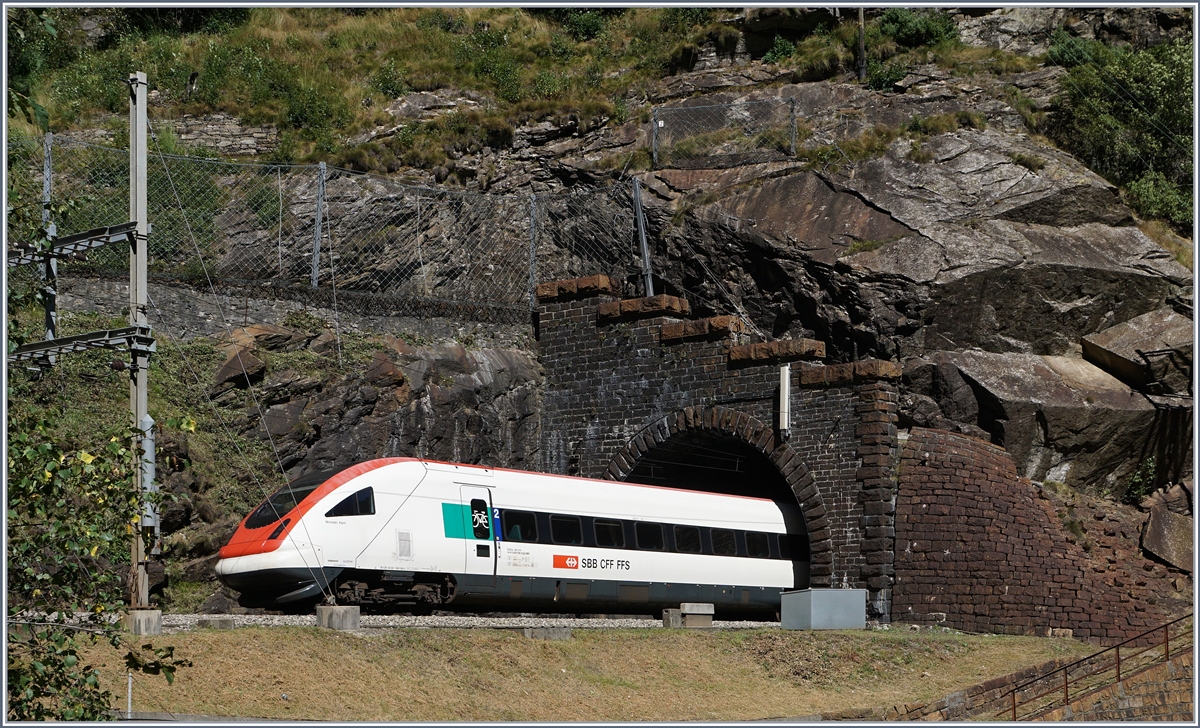 Ein ICN auf der Fahrt Richtung Norden verlässt die  Dazio Grande  und erreicht in Kürze den Bahnhof Rodi Fiesso. 

6. Sept. 2016 