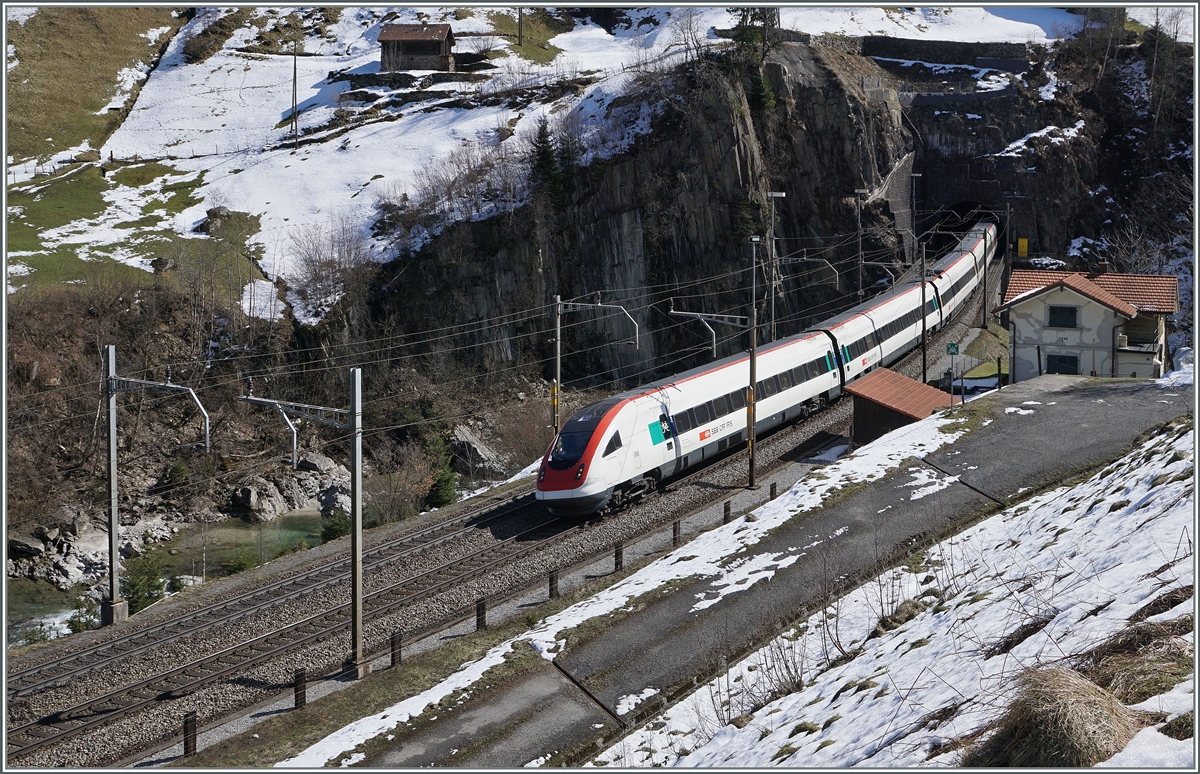 Ein ICN in der bekanten Gotthardbahn Wattinger Kurve bei Wassen.
17. März 2016
