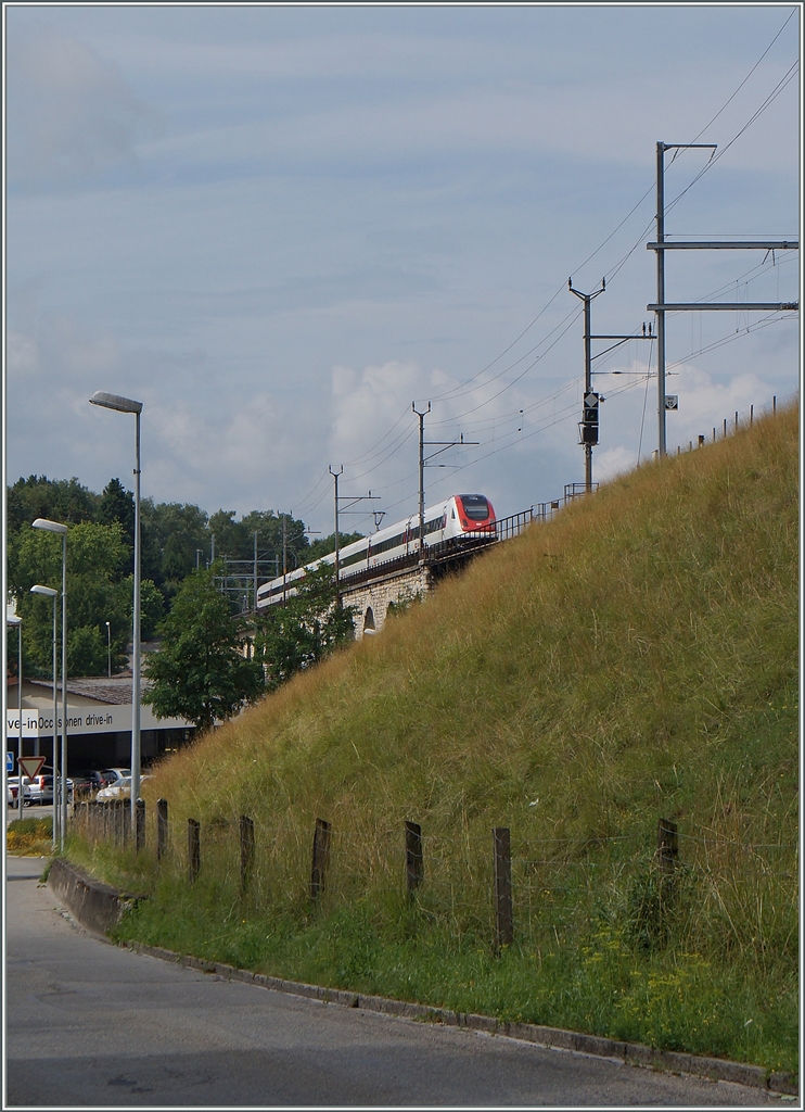 Ein ICN Richtung Westschweiz hat Grenchen Nord verlassen und fährt nun über den Mösliviadukt, mit 285 Meter länge eine der längsten aller BLS Brücken. 
7. Mai 2014