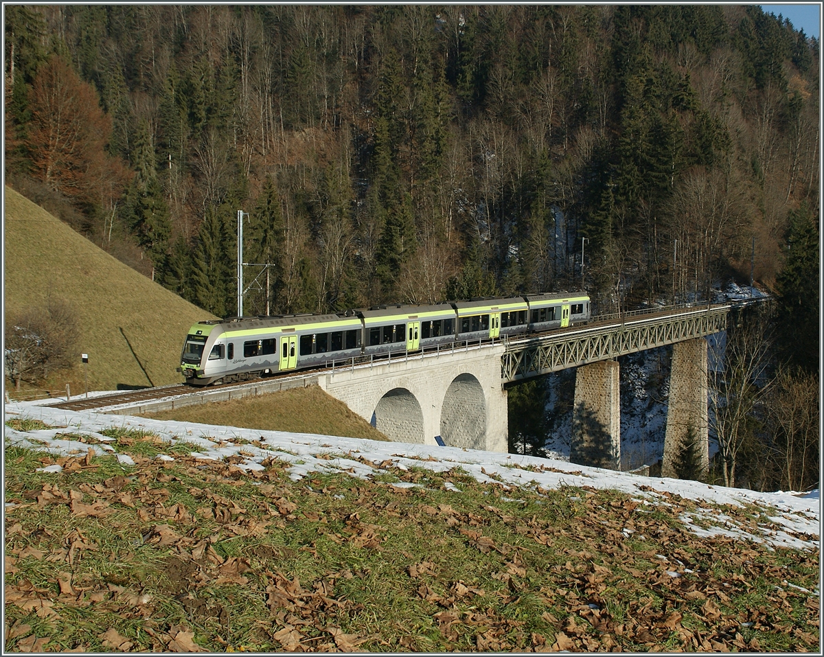 Ein  Lötschberger  auf der Bunschnbachbrücke bei Weissenburg.
5. Dez. 2013