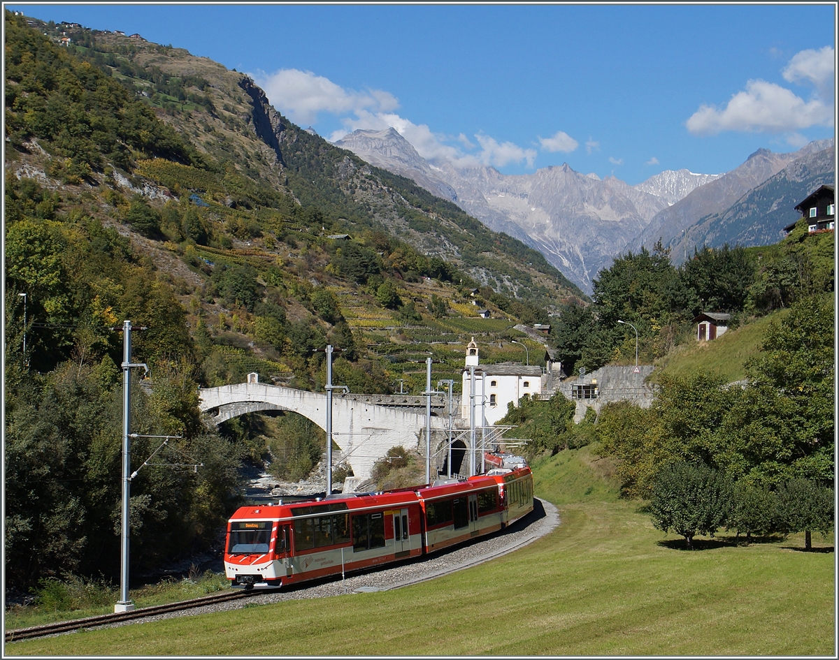 Ein MGB Komet mit Modul als Dienstzug auf der Fahrt Richtung Zermatt bei Neubrück.
30. Sept. 2015