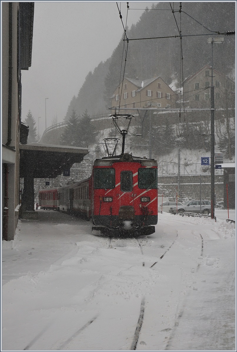 Ein MGB Regionalzug wartet in Göschenen auf die Rückfahrt nach Visp.
5. Jan. 2017 