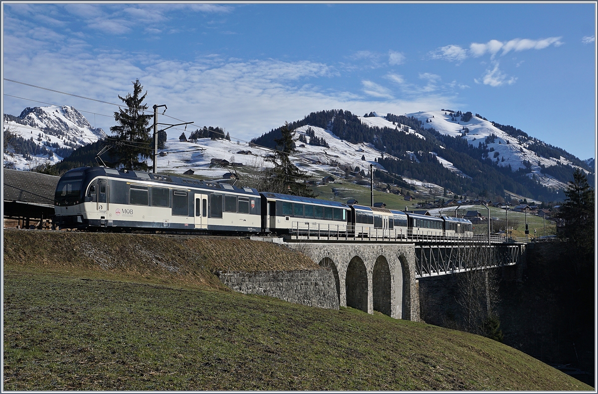 Ein MOB Alpina Regionalzug bei Flendruz. 

2. April 2018