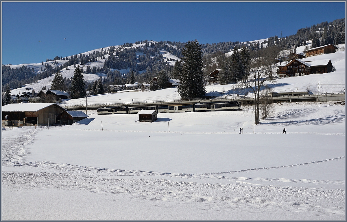 Ein MOB Alpina Regionalzug bei Schönried. 

13. Feb. 2018