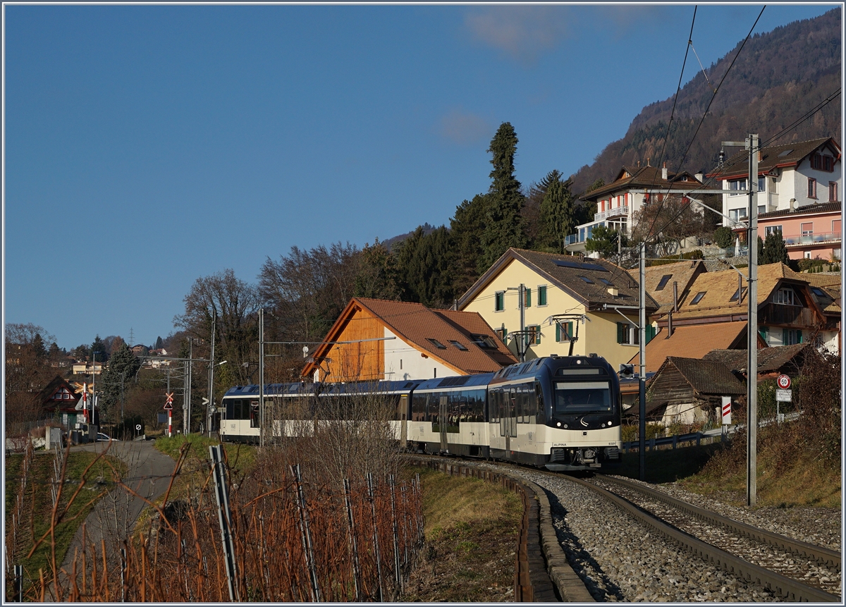 Ein MOB Alpina Regionalzug ist bei Planchamp auf der Fahrt nach Montreux. 

27. Dez. 2016