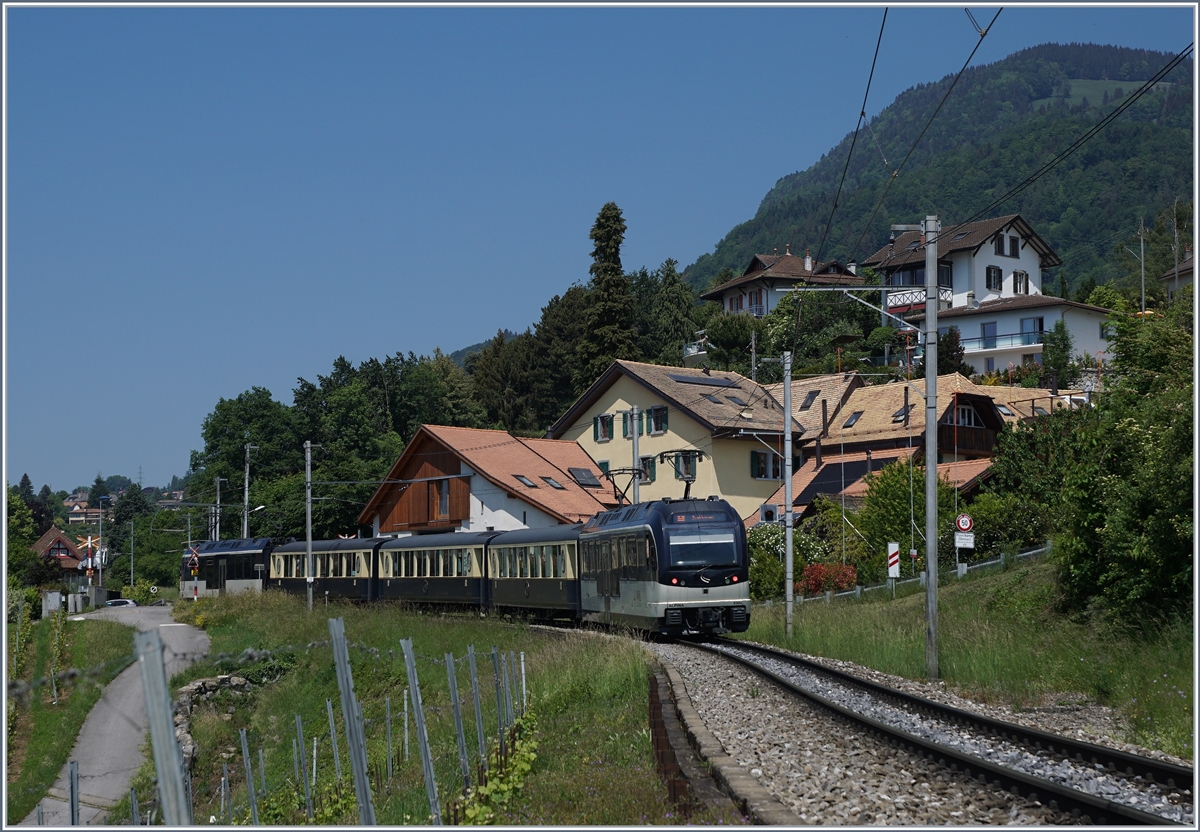 Ein MOB Belle Epoque Zug auf der Fahrt nach Zweisimmen bei Planchamp. 

18. Mai 2020