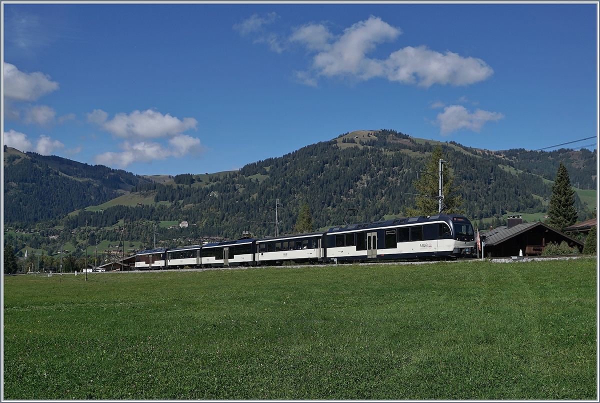 Ein MOB Regionalzug mit Alpina -Triebwagen von Montreux nach Zweisimmen kurz vor Gstaad.

3 Okt. 2019