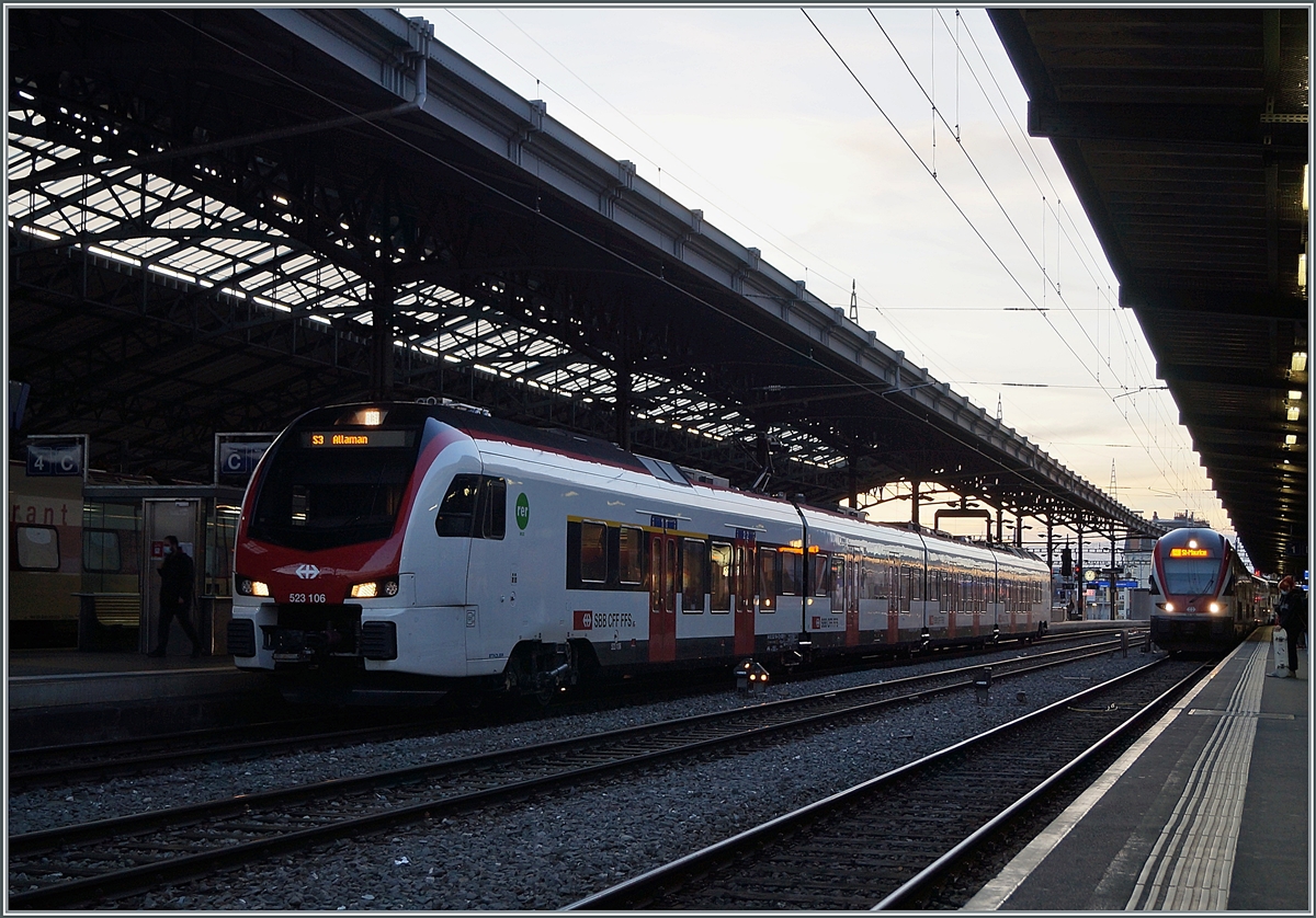 Ein neuer SBB Flirt* RABe 523 109 zeigt sich im Abend in Lausanne. 

20.02.2021 
