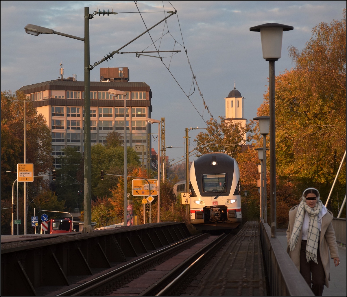 Ein neues Gesicht zum Bodensee: Der frisch getaufte Kiss-IC 4110 111  Gäu .

Einfahrt mit den letzten Sonnenstrahlen nach Konstanz. Oktober 2021.