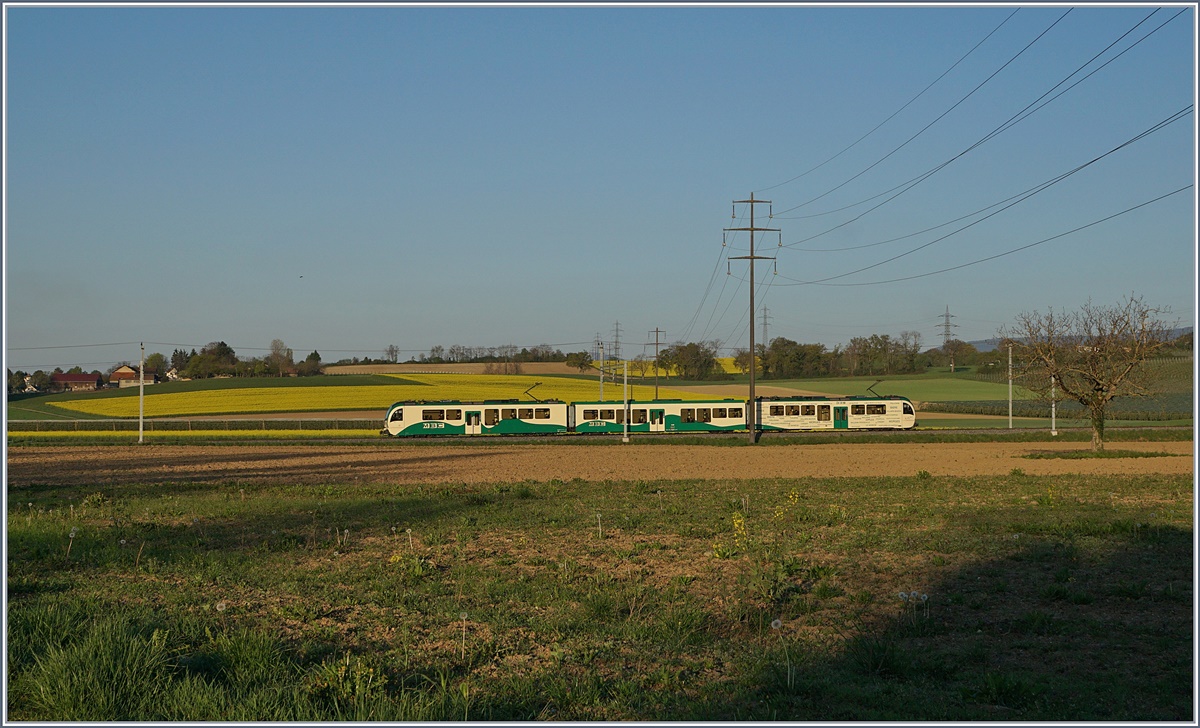 Ein nun der Einführung der Be 4/4 (Stadler SURF) typischer BAM MBC Regiopnalzuug bei Chigny.
10. April 2017