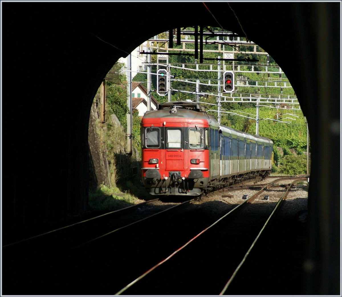 Ein den RE nach St-Maurice schiebender RBe 540 hat den Tunnel bei Lutry verlassen.
2. August 2011
