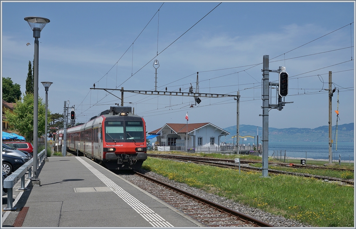 Ein RegionAlps Domino erreicht von St-Gingolph kommend den Bahnhof von Bouveret. 

25. Juni 2019