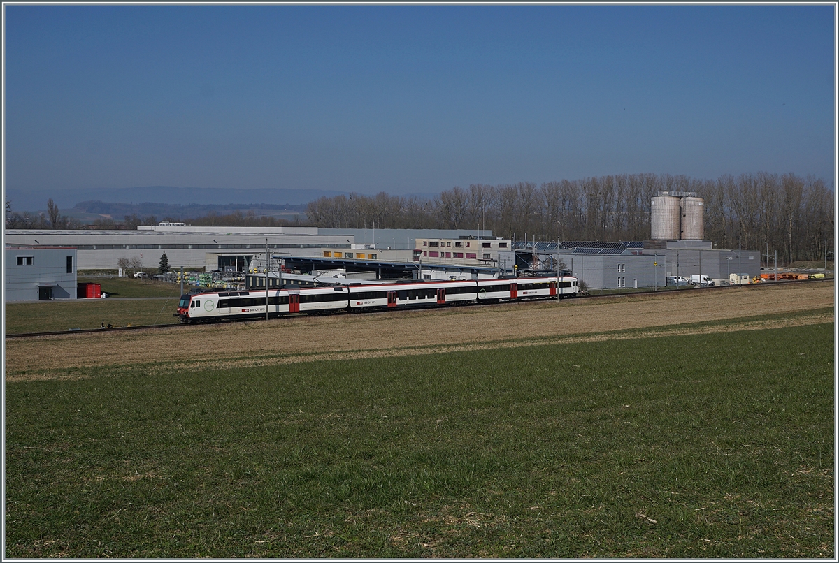 Ein SBB Domino ist bei Domdiddier auf der Fahrt von Lausanne nach Kerzers.

1. März 2021