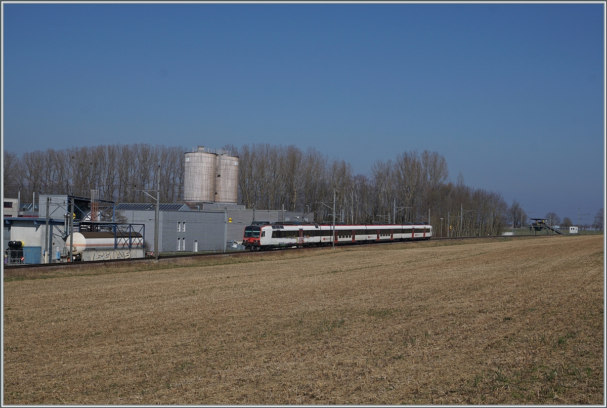 Ein SBB Domino Zug bei Domdidier auf der Fahrt nach Lausannne.

1. März 2021