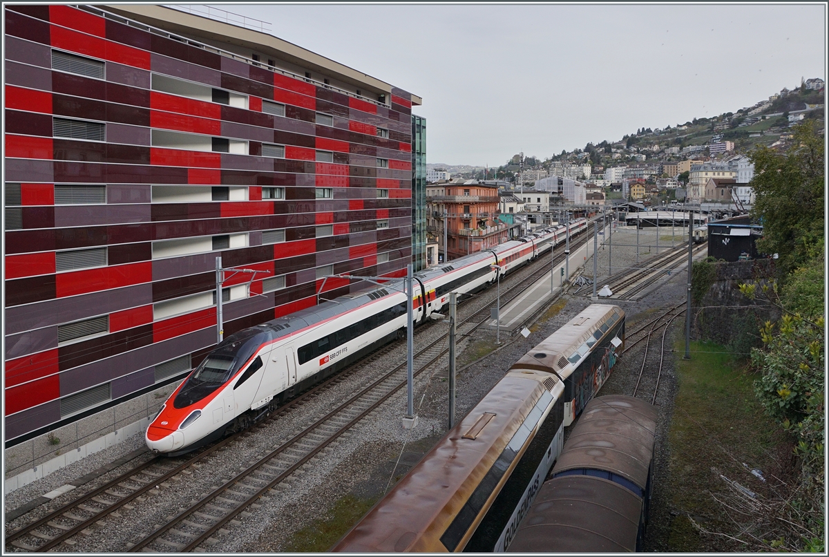 Ein SBB ETR 610 / RABe 503  Pinocchio  erreicht den Bahnhof von Montreux.

12. April 2022