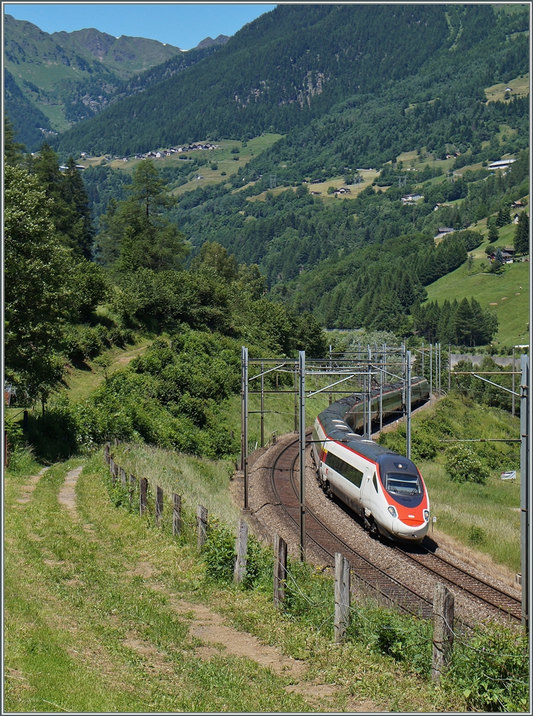 Ein SBB ETR 610 auf der Fahrt nach Milano kurz vor Rodi Fiesso. 
24. Juni 2015