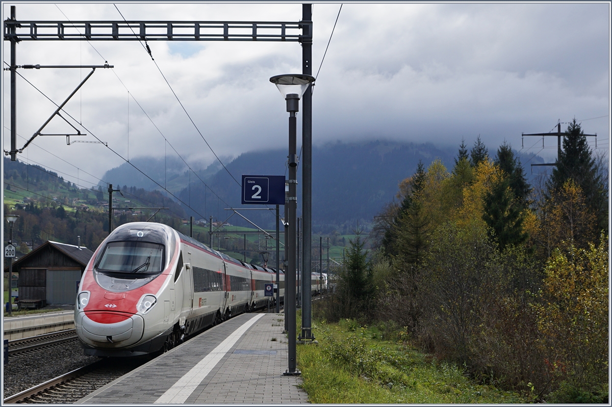 Ein SBB ETR 610 auf dem Weg von Milano nach Basel bei Mülenen.

30. Okt. 2017